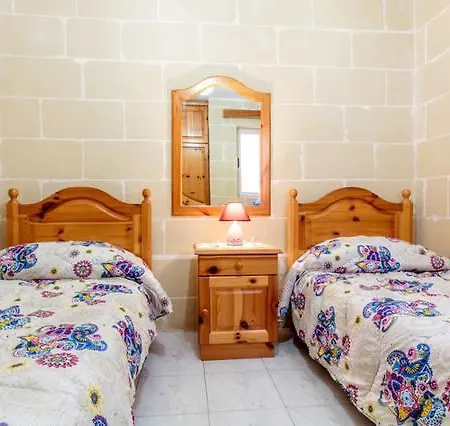 Bellavista - Comfortable Seafront With Central Heating - 3 Bedrooms, 2 Bathrooms Apartment *